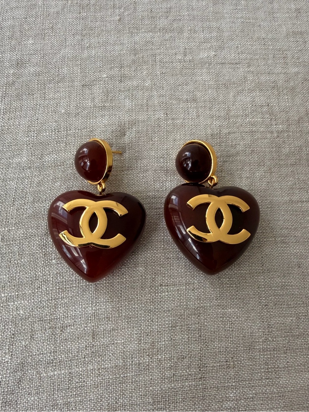 🤎Chanel Brown Heart Drop Earrings with Gold CC Logo✨ - Picture 4 of 9